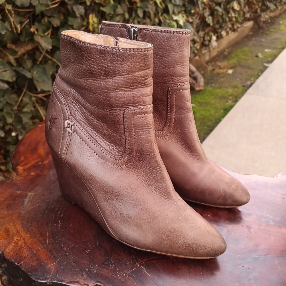 Frye Regina Wedge Short Leather Boots Side 5.5 M Latte Brown